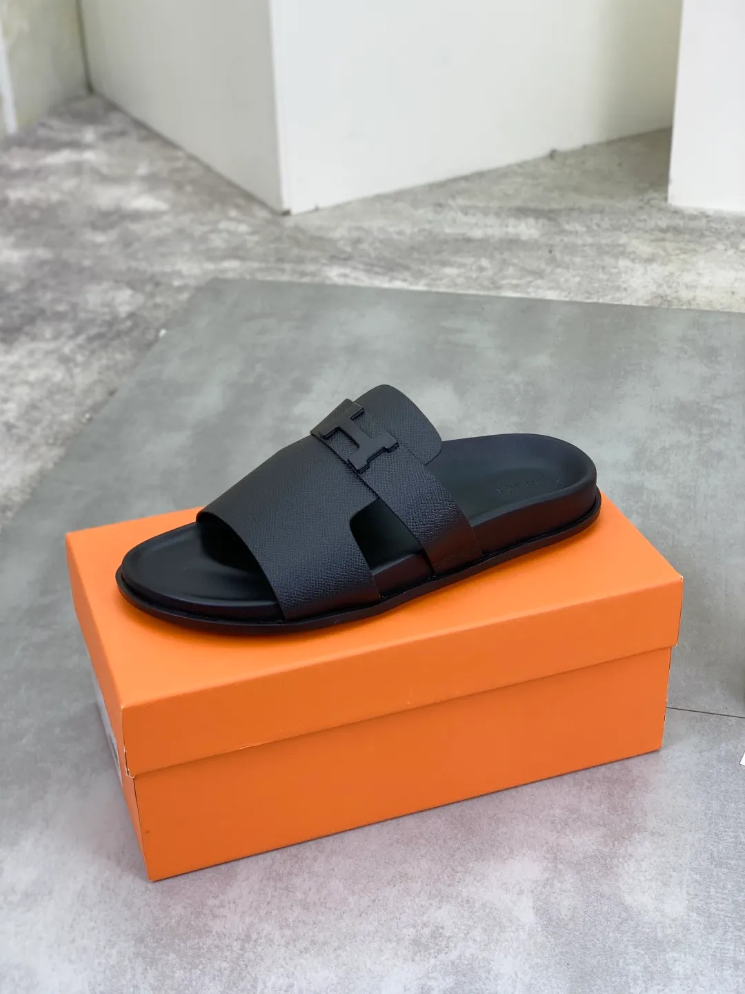 Men's shoes 💰P440 New [HERMES] high-end quality new Hermès slippers, made of imported cross-grain calfskin, wear-resistant and non-slip rubber outsole. Fashionable and elegant code number: 39-44 (38 45 46 customized)